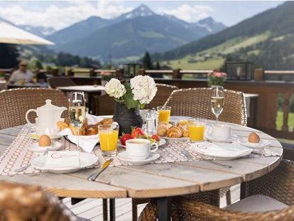 Wanderurlaub - Pools: Außenpool beheizt - Thierbach - Herrliche Ausblicke beim reichhaltigen Frühstück auf der Panoramaterrasse 

 - Alpbacherhof - Mountain & Spa Resort