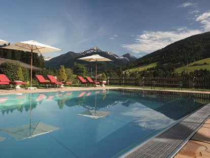 Wanderurlaub - Pools: Außenpool beheizt - Thierbach - Panorama Wellnessgarten mit Pool und traumhafter Aussicht

 - Alpbacherhof - Mountain & Spa Resort