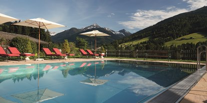 Wanderurlaub - persönliche Tourenberatung - Tirol - Panorama Wellnessgarten mit Pool und traumhafter Aussicht

 - Alpbacherhof - Mountain & Spa Resort