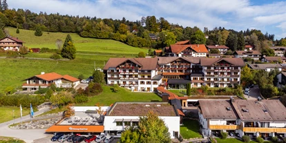 Wanderurlaub - Wandern mit Kinderwagen - Wald (Landkreis Ostallgäu) - Das Hartungs Hoteldorf von außen. - Hartung’s Hoteldorf