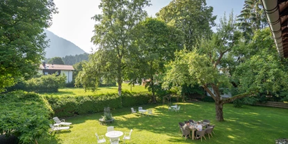 Wanderurlaub - Klassifizierung: 3 Sterne S - Weißenbach am Lech - Garten mit Bergblick, Sonnenterrasse zum Frühstücken - Geldernhaus ***S Hotel garni