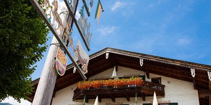 Wanderurlaub - Schwierigkeit Klettersteig: B - Kössen - Hotel mit Maibaum - Hotel Ruhpoldinger Hof