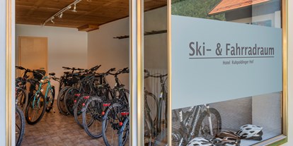 Wanderurlaub - Ausrüstungsverleih: Rucksäcke - Bayerisch Gmain - Ski & Radlraum - Hotel Ruhpoldinger Hof
