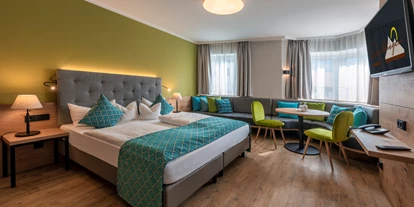 Wanderurlaub - Winterwanderung - Grabenstätt - Suite Maibaum Schlafzimmer mit Sitzecke - Hotel Ruhpoldinger Hof