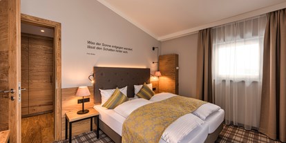 Wanderurlaub - Bettgrößen: Twin Bett - Erpfendorf - Suite Superior Schlafzimmer mit direktem Zugang zur Terrasse im 3.Stock - Hotel Ruhpoldinger Hof