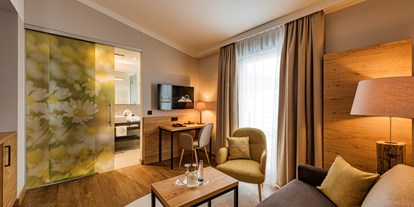 Wanderurlaub - Bettgrößen: Doppelbett - Bayerisch Gmain - Suite Superior Wohnraum mit Blick auf das Badezimmer - Hotel Ruhpoldinger Hof