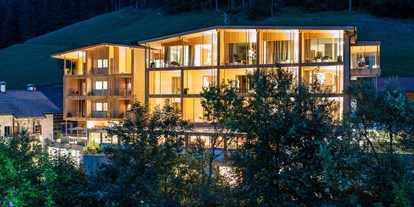 Wanderurlaub - barrierefrei - Mühlbach/Vals - Hotel - Sommer- Nachtansicht - Naturhotel Rainer
