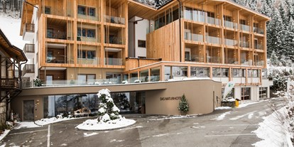 Wanderurlaub - Hotel-Schwerpunkt: Wandern & Biken - Vals - Mühlbach - Außenansicht - Winter - Naturhotel Rainer