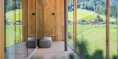 Wanderurlaub - Wellnessbereich - Vals - Mühlbach - Panoramablick auf das naturbelassene Jaufental - Naturhotel Rainer