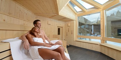 Wanderurlaub - Bettgrößen: Queen Size Bett - Sauna mit Zugspitzblick im Landhaus-Spa - Hotel am Badersee