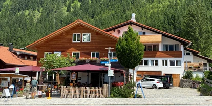 Wanderurlaub - Umgebungsschwerpunkt: Berg - Häselgehr - Bergsteiger-Hotel "Grüner Hut" am hinteren Dorfplatz in Hinterstein. - Bergsteiger-Hotel "Grüner Hut"