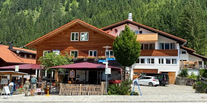 Wanderurlaub - Schuhputzmöglichkeit - Steig - Bergsteiger-Hotel "Grüner Hut" am hinteren Dorfplatz in Hinterstein. - Bergsteiger-Hotel "Grüner Hut"