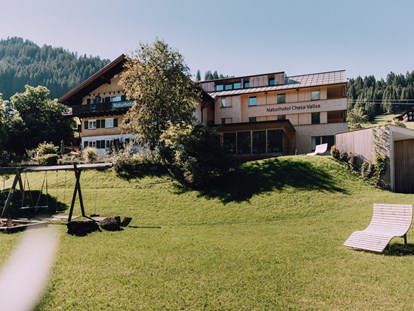Wanderurlaub - Dampfbad - Allgäuer Alpen - Das Naturhotel Chesa Valisa Außenansicht - Das Naturhotel Chesa Valisa****s