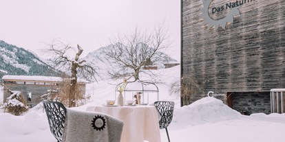 Wanderurlaub - Waschmaschine - Vorarlberg - Naturhotel Chesa Valisa Sonnenterrasse im Winter - Das Naturhotel Chesa Valisa****s
