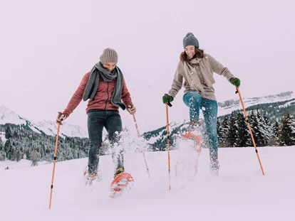 Wanderurlaub - ausgebildeter Wanderführer - Säge - Naturhotel Chesa Valisa Schneeschuhwandern vom Hotel aus - Das Naturhotel Chesa Valisa****s