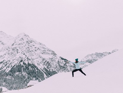 Wanderurlaub - ausgebildeter Wanderführer - Allgäuer Alpen - Winter-Yoga im Naturhotel - Das Naturhotel Chesa Valisa****s