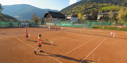 Wanderurlaub - Parkplatz: kostenlos beim Hotel - hauseigene Tennisplätze - Hotel GUT Trattlerhof & Chalets****