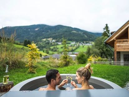 Wanderurlaub - Hotel-Schwerpunkt: Wandern & Romantik - Sonnberg (Krems in Kärnten) - Beheizte Außenwanne - Trattlers Hof-Chalets