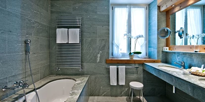 Wanderurlaub - Beautybehandlungen - Schweiz - Badezimmer mit einheimischen Verde Spluga Granit und Marmor - Parkhotel Margna