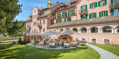 Wanderurlaub - Waschmaschine - Graubünden - Grosszügiger Hotelpark mit mächtigen Bäumen und einer Sonnenterrasse - Parkhotel Margna