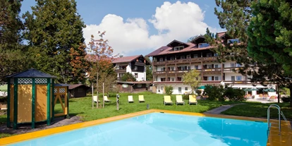 Wanderurlaub - Bettgrößen: Doppelbett - Weißenbach am Lech - Hotelansicht mit Außenpool - Hotel garni Kappeler Haus