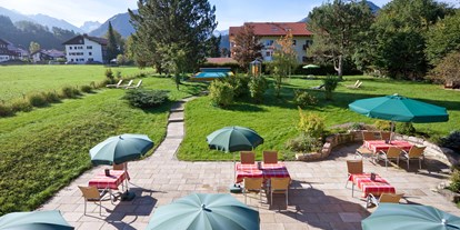 Wanderurlaub - Preisniveau: günstig - Allgäuer Alpen - Terrasse mit Blick in die Berge - Hotel garni Kappeler Haus