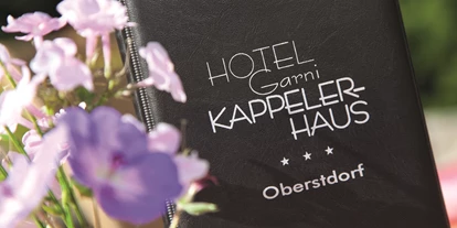 Wanderurlaub - Infopoint - Häselgehr - Detailfoto mit Blumen und Karte - Hotel garni Kappeler Haus
