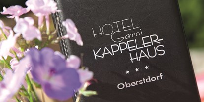 Wanderurlaub - Pools: Außenpool beheizt - Hirschegg (Mittelberg) - Detailfoto mit Blumen und Karte - Hotel garni Kappeler Haus