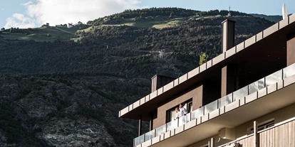 Wanderurlaub - Hotel-Schwerpunkt: Wandern & Wellness - Trentino-Südtirol - Dachterrasse und Blick auf den Sonnenberg mit St. Martin im Kofel und der Seilbahn - Hotel Mein Matillhof  ****s
