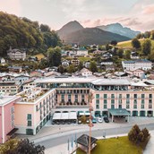 Wanderhotel - Hotel: Außenansicht mit schöner Aussicht auf den Platz. - Hotel Edelweiss-Berchtesgaden
