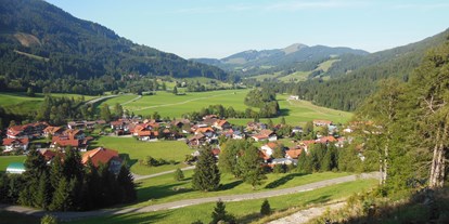 Wanderurlaub - Garten - Bayern - Berg- und Aktivhotel Edelsberg, Bad Hindelang-Unterjoch, Blick auf Dorf Unterjoch - Berg- und Aktivhotel Edelsberg GmbH