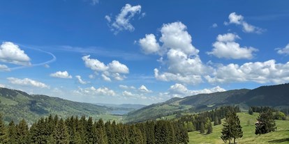 Wanderurlaub - Pools: Innenpool - Allgäuer Alpen - Allgäuer Frühling (Hündle) Blick auf den Alpsee in Immenstadt  - Lindner Parkhotel & Spa 