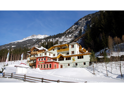 Wanderurlaub - Bergsee - Hotel im Winter - Außenasicht - Pirker’s Natur & Bio Familienhotel