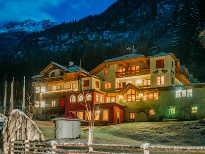Wanderurlaub - Schneeschuhwanderung - Hüttschlag - Hotelansicht Abends - Winter  - Pirker’s Natur & Bio Familienhotel