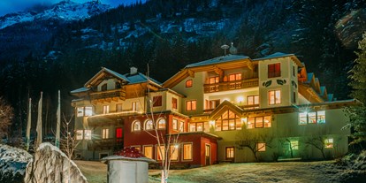 Wanderurlaub - Schwierigkeit Klettersteig: D - Hotelansicht Abends - Winter  - Pirker’s Natur & Bio Familienhotel