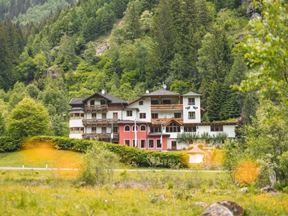 Wanderurlaub - geführte Klettertour - Unterburgstallberg - Hotellage, Außenansicht
 - Pirker’s Natur & Bio Familienhotel