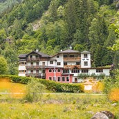 Wanderurlaub: Hotellage, Außenansicht
 - Pirker’s Natur & Bio Familienhotel