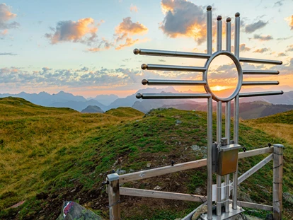 Wanderurlaub - Ausrüstungsverleih: Teleskopstöcke - Paßthurn - Sonnenaufgangswanderung  - Ferienwohnungen Perfeldhof