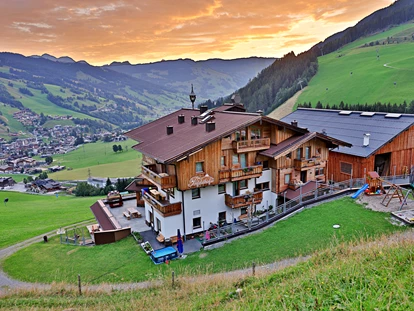 Wanderurlaub - Hüttenreservierung - Mayrhofen (Mittersill) - Die Lage unseres Hofes bei Sonnenaufgang - Ferienwohnungen Perfeldhof