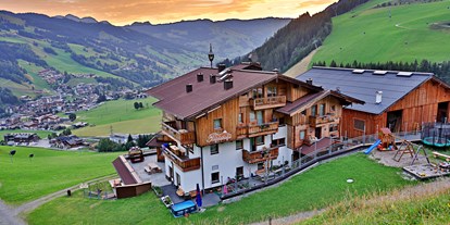 Wanderurlaub - barrierefrei - Pinzgau - Die Lage unseres Hofes bei Sonnenaufgang - Ferienwohnungen Perfeldhof