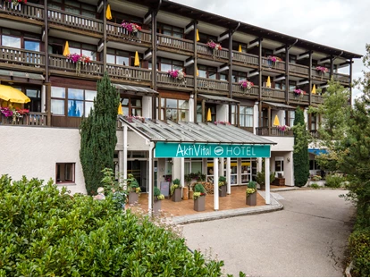 Wanderurlaub - Ausrüstungsverleih: Teleskopstöcke - Roßbach (Suben) - Außenansicht AktiVital Hotel - AktiVital Hotel 
