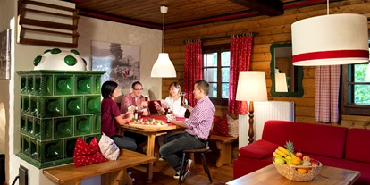 Wanderurlaub - Umgebungsschwerpunkt: Berg - Karlsdorf (Seeboden am Millstätter See) - Wohnraum Ausstattung Gipfel mit Essecke und Kachelofen  - Slow Travel Resort Kirchleitn
