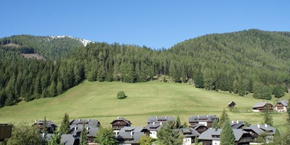 Wanderurlaub - Familienwanderung - Oberbuch (Gmünd in Kärnten) - Dorfansicht Dorf Kleinwild**** - Slow Travel Resort Kirchleitn