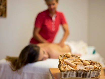 Wanderurlaub - Unterkunftsart: Hotel - Möderboden - Massage im Kärntnerhof - Family & Sporthotel Kärntnerhof****