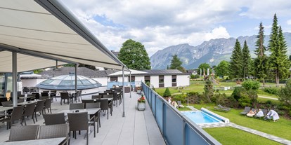 Wanderurlaub - Pools: Außenpool beheizt - Salzkammergut - Hotelterrasse - Hotel-Restaurant Grimmingblick