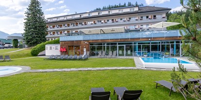 Wanderurlaub - Pools: Außenpool beheizt - Bad Aussee - Gartenanlage - Hotel-Restaurant Grimmingblick