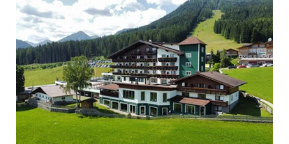 Wanderurlaub - geführte Touren - Aich (Aich) - Unser Hotel mit Gipfelbahn Hochwurzen  - Hotel Waldfrieden