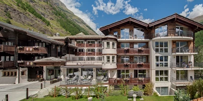 Wanderurlaub - Wanderschuhe: 2 Wanderschuhe - Schweiz - Aussenansicht Sommer  - SchlossHotel Zermatt