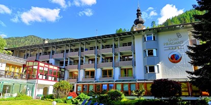 Wanderurlaub - Bettgrößen: Doppelbett - Bodensdorf (Steindorf am Ossiacher See) - Hotel im Sommer von außen - Hotel Prägant ****