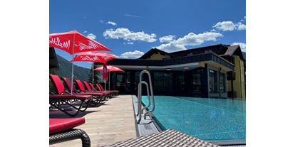 Wanderurlaub - Hüttenreservierung - Pruggern - Infinity Pool mit Liegen - Hotel Stocker